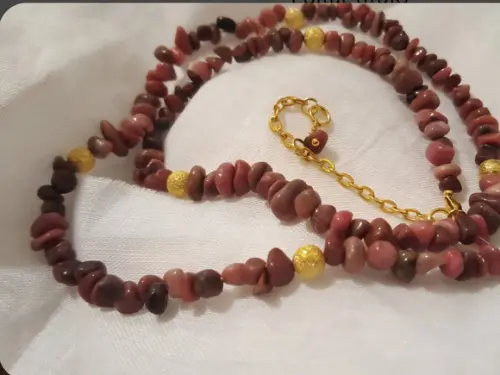 Colar de Pedra Natural Morganite com Entremeio Dourado