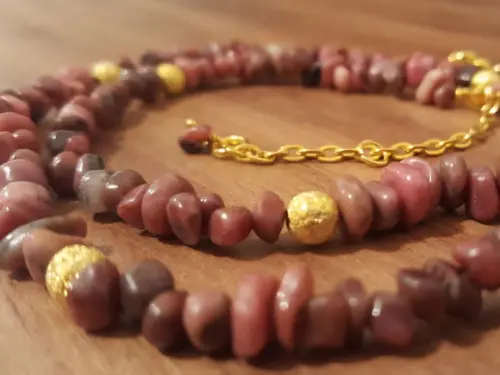 Colar de Pedra Natural Morganite com Entremeio Dourado