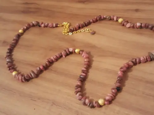 Colar de Pedra Natural Morganite com Entremeio Dourado