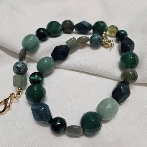 Colar de Pedras Naturais Ágata e Jade em Tons Verde