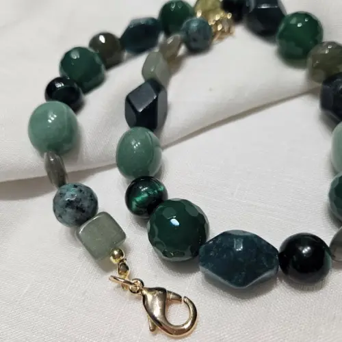 Colar de Pedras Naturais Ágata e Jade em Tons Verde