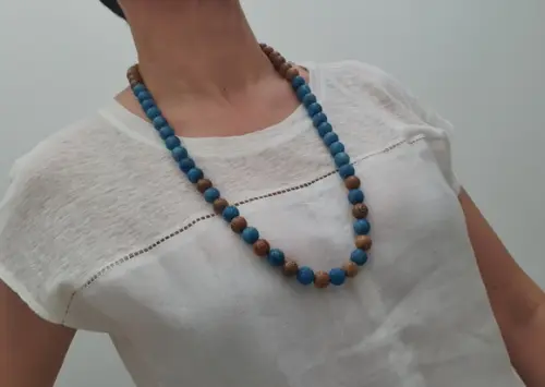 Colar de Pedras Naturais Coral Azul e Bolas de Madeira