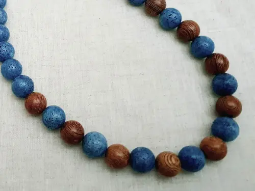 Colar de Pedras Naturais Coral Azul e Bolas de Madeira