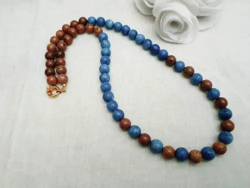 Colar de Pedras Naturais Coral Azul e Bolas de Madeira