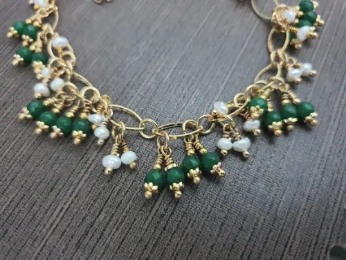 Colar de Pedras Naturais Jade Esmeralda e Mini Pérolas