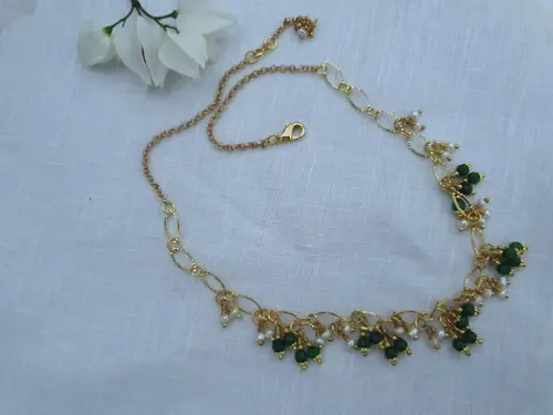 Colar de Pedras Naturais Jade Esmeralda e Mini Pérolas