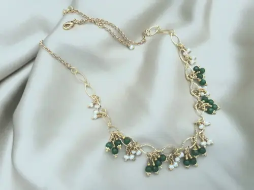 Colar de Pedras Naturais Jade Esmeralda e Mini Pérolas