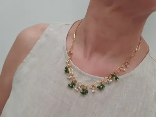 Colar de Pedras Naturais Jade Esmeralda e Mini Pérolas