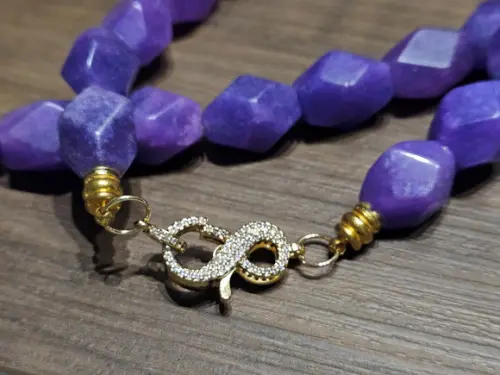 Colar de Pedras Naturais Jade Roxo