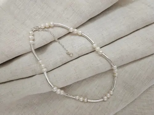 Colar de Pérola Natural e Entremeios Banhado a Prata