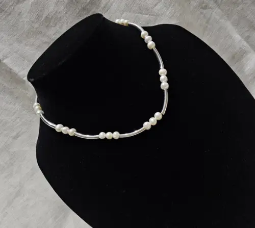 Colar de Pérola Natural e Entremeios Banhado a Prata