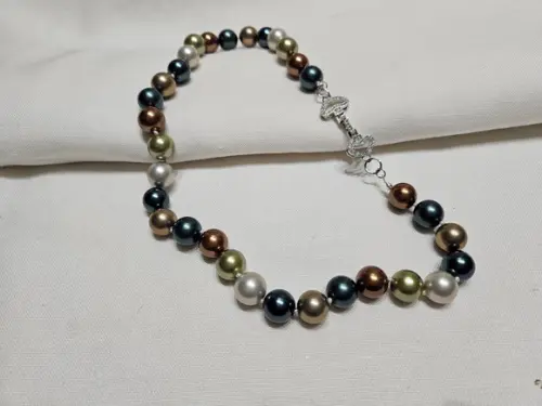 Colar de Pérolas Coloridas com Fecho Cravejado