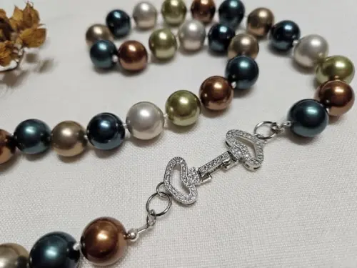 Colar de Pérolas Coloridas com Fecho Cravejado