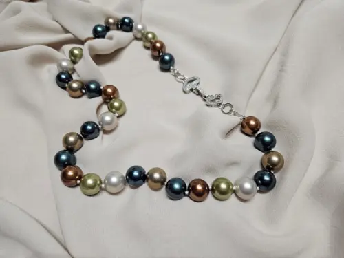 Colar de Pérolas Coloridas com Fecho Cravejado