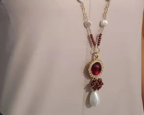 Colar de Pérolas com Camafeu