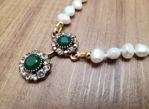 Colar de Pérolas com Entremeio em Cristal Esmeralda