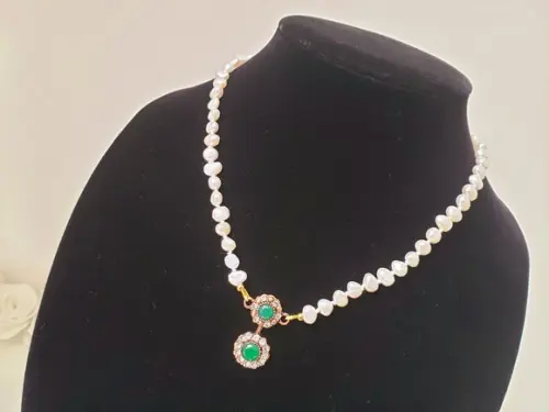 Colar de Pérolas com Entremeio em Cristal Esmeralda