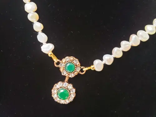 Colar de Pérolas com Entremeio em Cristal Esmeralda