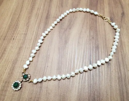 Colar de Pérolas com Entremeio em Cristal Esmeralda