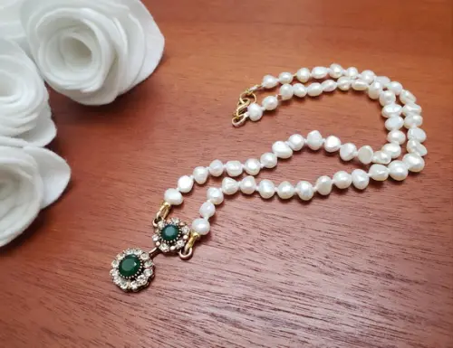 Colar de Pérolas com Entremeio em Cristal Esmeralda