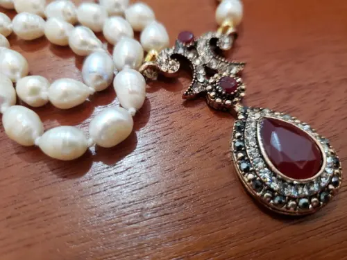 Colar De Pérolas Com Entremeio Em Cristal Rubi