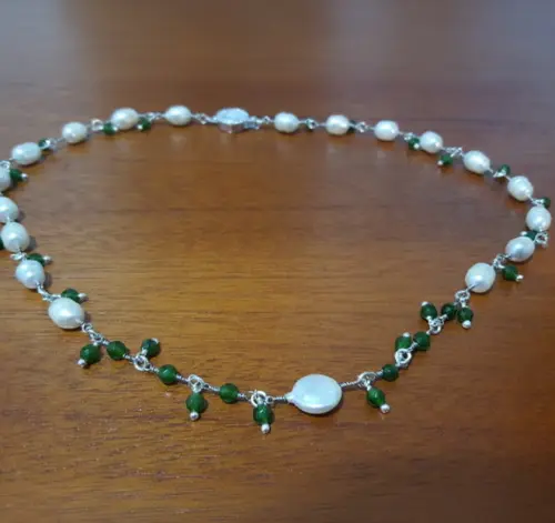 Colar de Pérolas de Água Doce com Jade Esmeralda