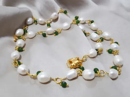 Colar de Pérolas de Água Doce com Jade Esmeralda