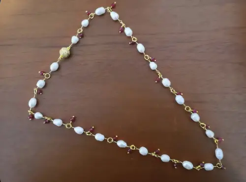 Colar de Pérolas de Água Doce e Pedras Naturais Jade Rubi