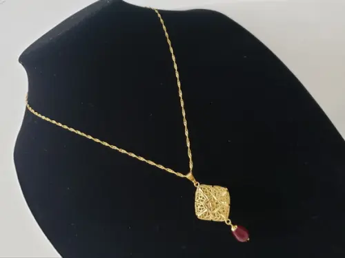 Colar Delicado Banhado Vazado com Cristal Rubi