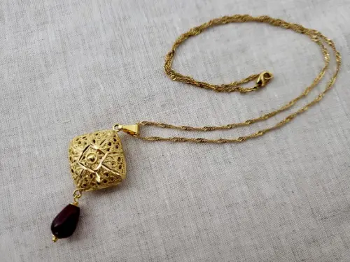 Colar Delicado Banhado Vazado com Cristal Rubi
