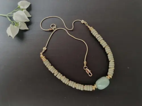 Colar Dourado Banhado com Pedra Natural Jade Verde