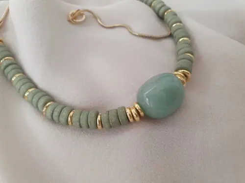 Colar Dourado Banhado com Pedra Natural Jade Verde