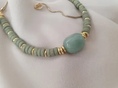 Colar Dourado Banhado com Pedra Natural Jade Verde