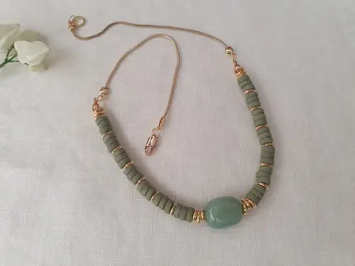 Colar Dourado Banhado com Pedra Natural Jade Verde