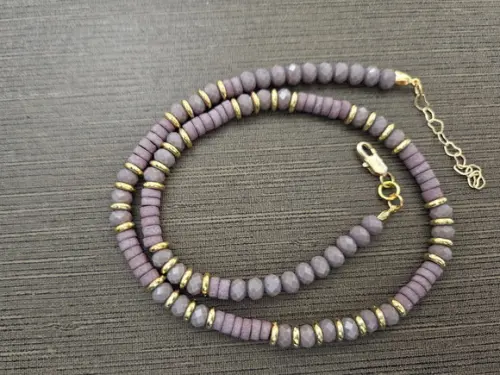 Colar Dourado Banhado com Pedra Rodocrosita Bruta e Cristais