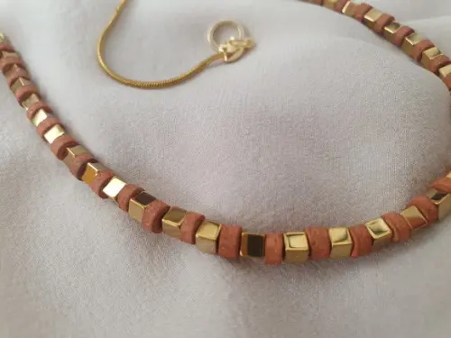 Colar Dourado Banhado com Pedra Natural Marrom Terra