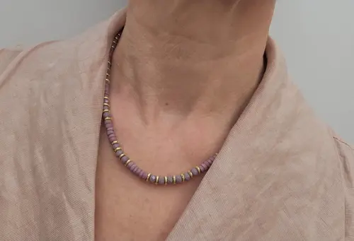 Colar Dourado Banhado com Pedra Rodocrosita Bruta e Cristais