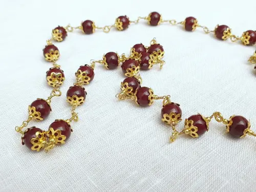 Colar Dourado com Bolas Vinho