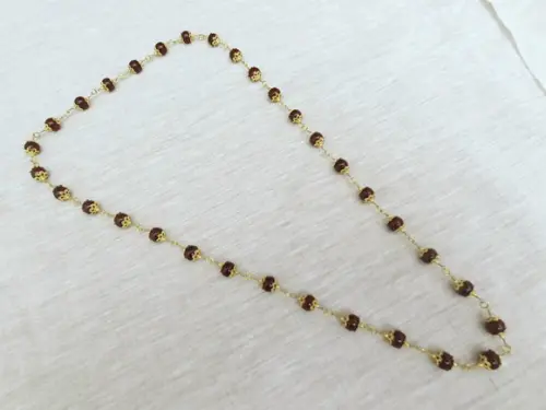 Colar Dourado com Bolas Vinho