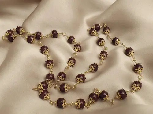 Colar Dourado com Bolas Vinho