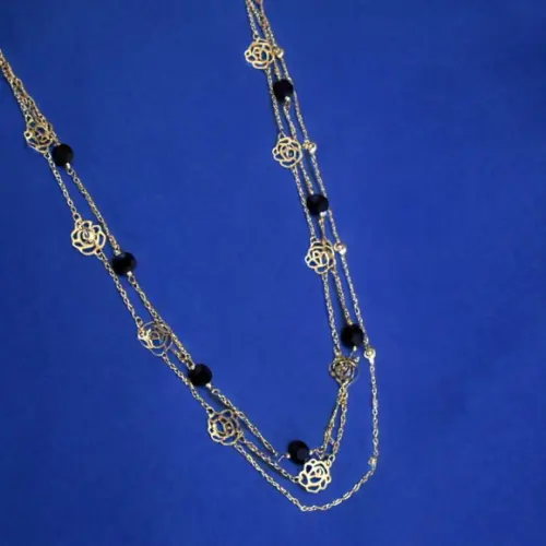 Colar Dourado com Correntes Delicadas e Cristal Preto