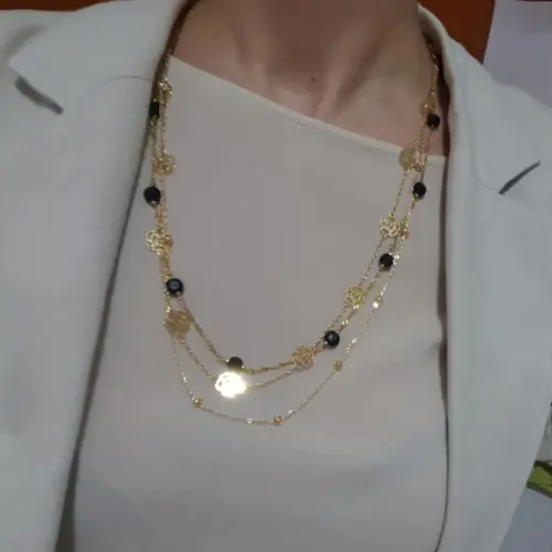 Colar Dourado com Correntes Delicadas e Cristal Preto