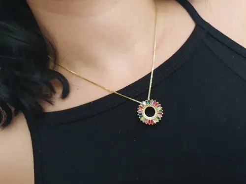 Colar Dourado com Cristais Coloridos