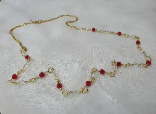 Colar Dourado com Cristais Coloridos