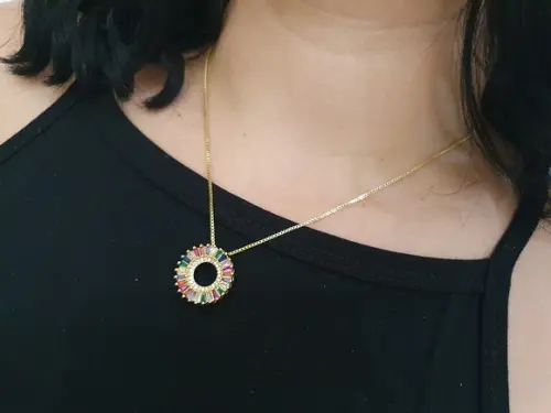 Colar Dourado com Cristais Coloridos