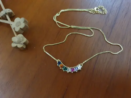 Colar Dourado com Cristais Coloridos