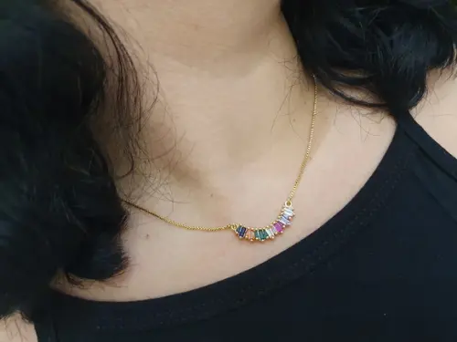 Colar Dourado com Cristais Coloridos