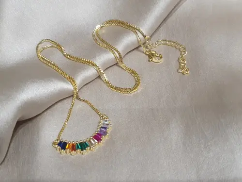 Colar Dourado com Cristais Coloridos