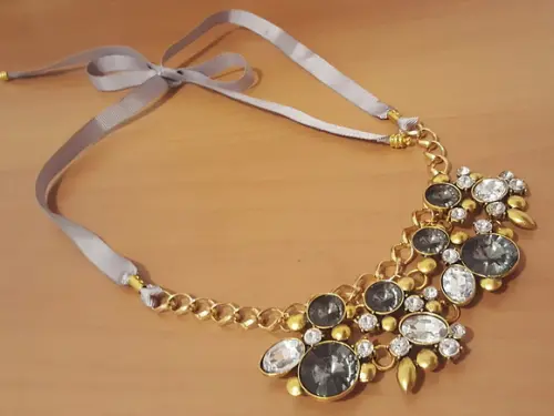 Colar Dourado com Cristais Incolor e Fumê