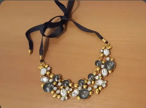 Colar Dourado com Cristais Incolores e Fumê